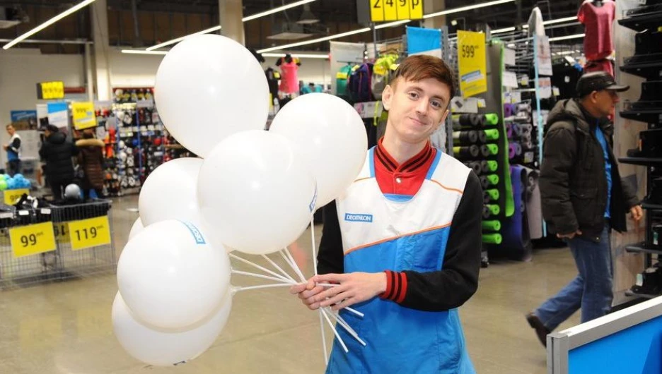 Магазин "Декатлон" отметил 1 год.