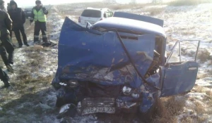 Водителей и пассажира госпитализировали после жесткого ДТП на алтайской трассе.