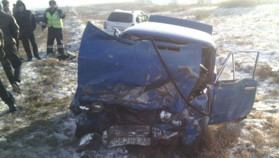 Водителей и пассажира госпитализировали после жесткого ДТП на алтайской трассе.