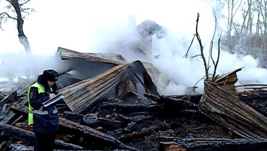 В Алтайском крае мужчины в масках напали на семью фермеров и сожгли их дом.