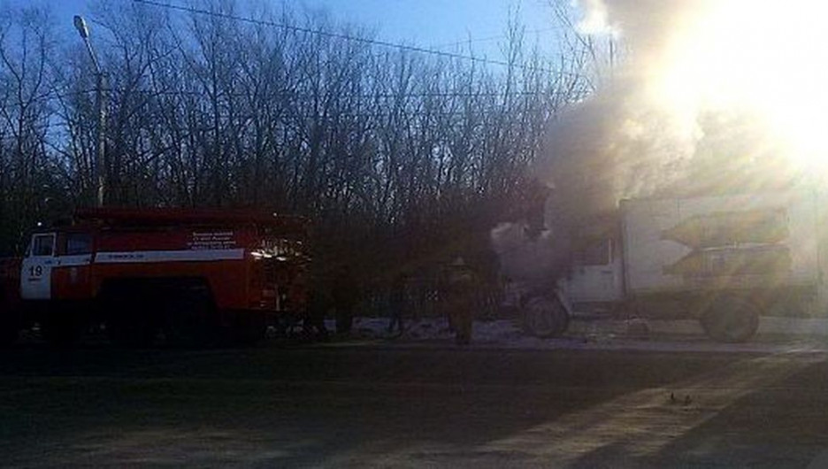 В Алтайском крае на ходу загорелся автомобиль ГАЗ.