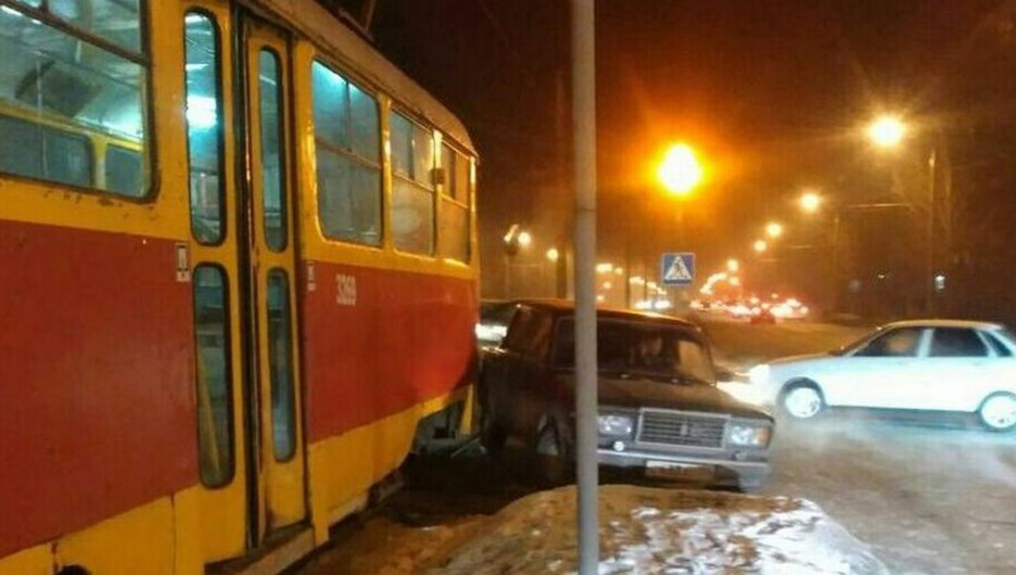 В Барнауле трамвай протаранил "Жигули".