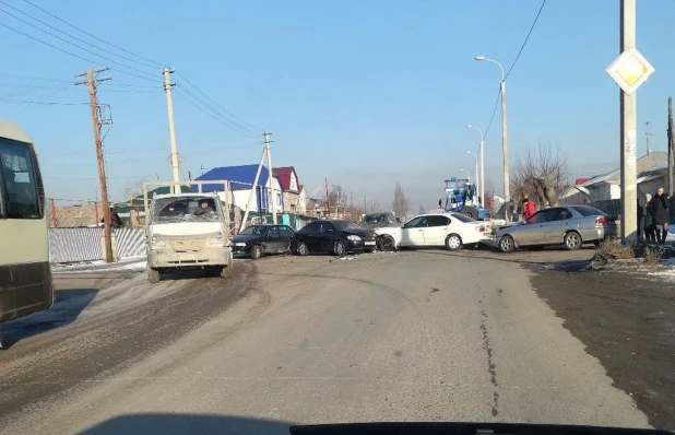 В Барнауле образовался "паровозик" из столкнувшихся иномарок.