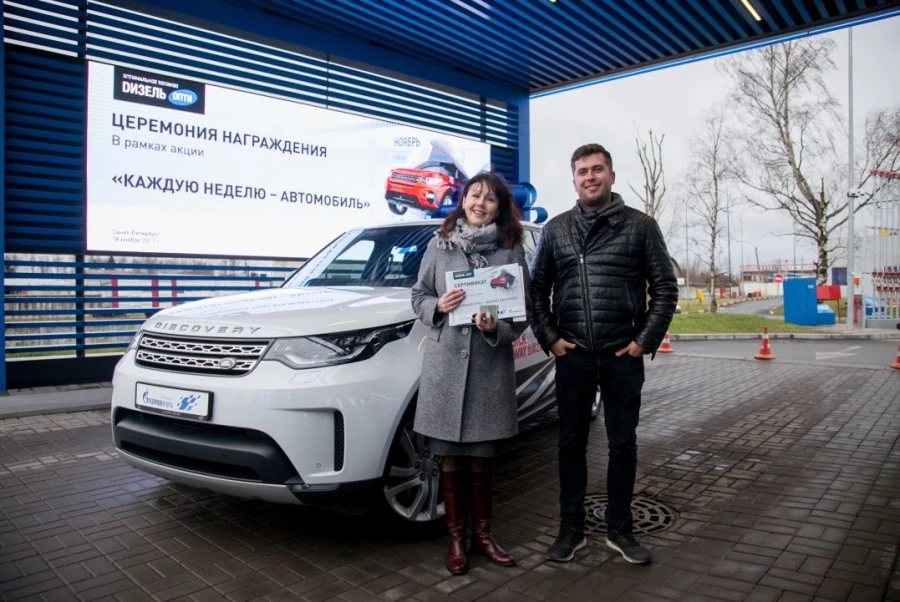 Елена Пидопригора, счастливая обладательница уникального внедорожника Land Rover.