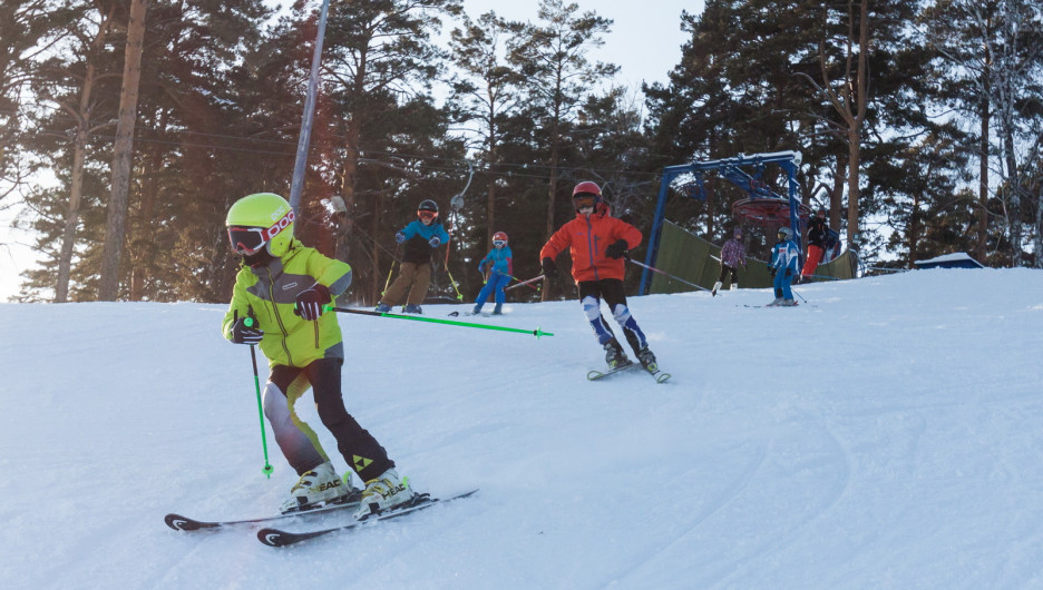 Любители горнолыжного спорта на Алтае разочарованы тем, что здание спортшколы для детей строится уже семь лет