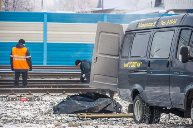 Появились снимки с места трагедии, где поезд сбил 91-летнего пенсионера.