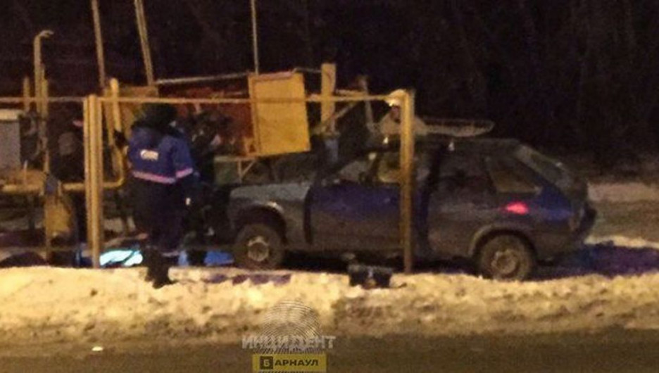 В Барнауле водитель на скорости влетел в газораспределительный пункт и сбежал с места ДТП.