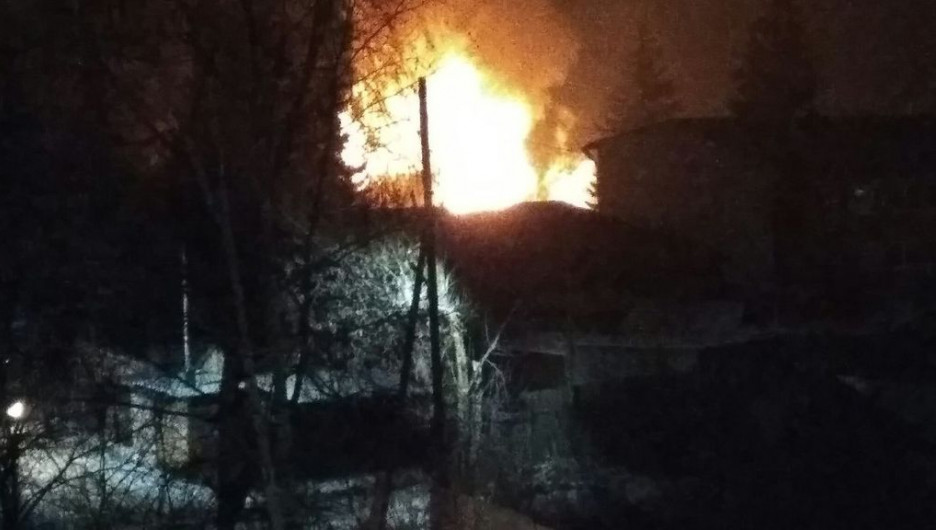 В Барнауле частный дом сгорел почти полностью.