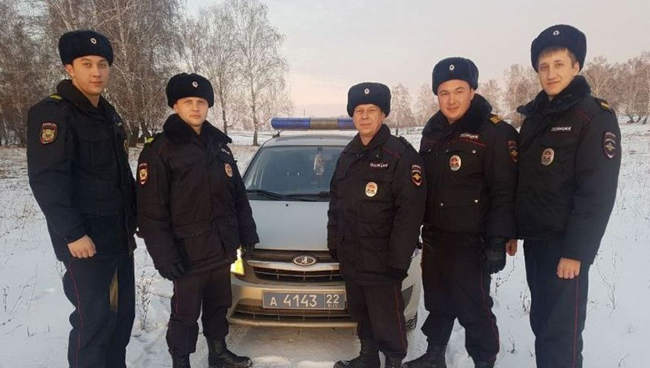 В Алтайском крае полицейские спасли замерзающего 77-летнего охотника.