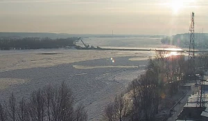 В Бийске монтируют понтонный мост.