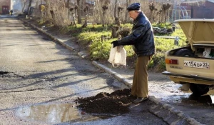 Житель Бийска самостоятельно ремонтирует дорогу