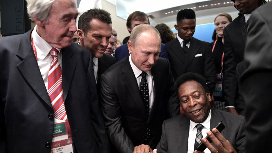 Владимир Путин со звездами мирового футбола.