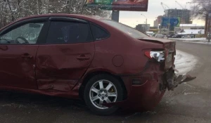 В Барнауле внедорожник протаранил легковушку.