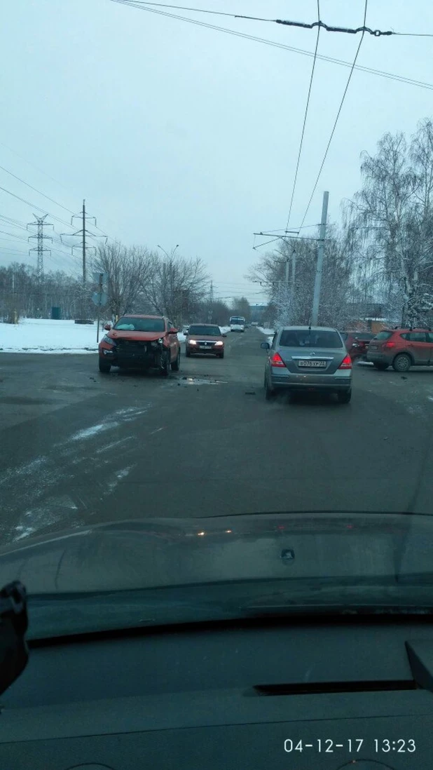 В Барнауле внедорожник протаранил легковушку.