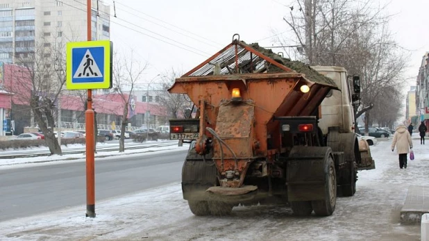 Борьба с гололедом в Барнауле.