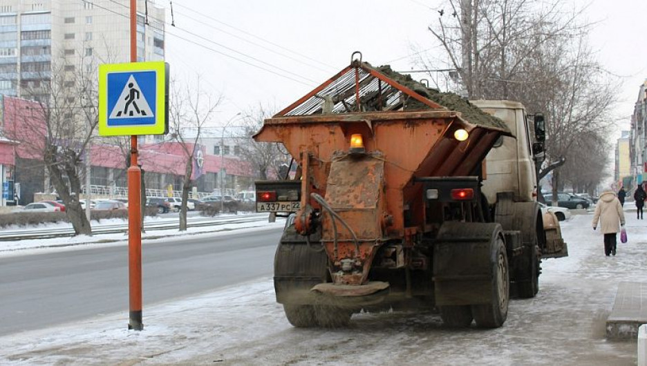 Борьба с гололедом в Барнауле.