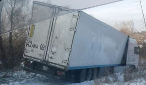 В Барнауле фура слетела с дороги.