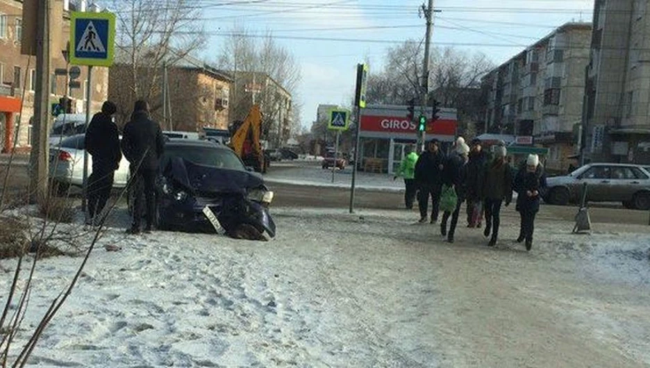 В Алтайском крае после жесткого столкновения смяло иномарку.