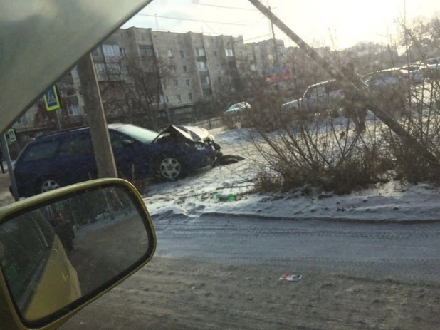 В Алтайском крае после жесткого столкновения смяло иномарку.