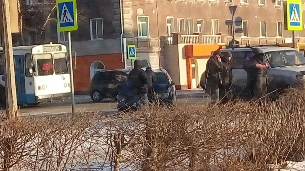 В Алтайском крае после жесткого столкновения смяло иномарку.