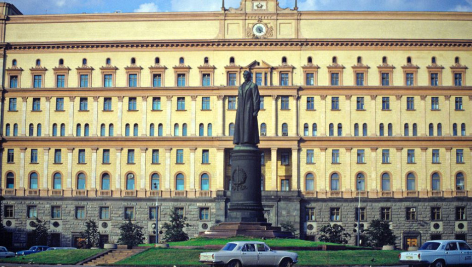Памятник Дзержинскому перед ФСБ.