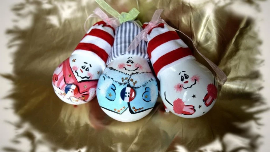 Сибирская фабрика елочных игрушек выпустила шары в масках от COVID-19