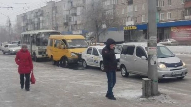 В Алтайском крае после столкновения автобус собрал "паровозик" из трех машин.