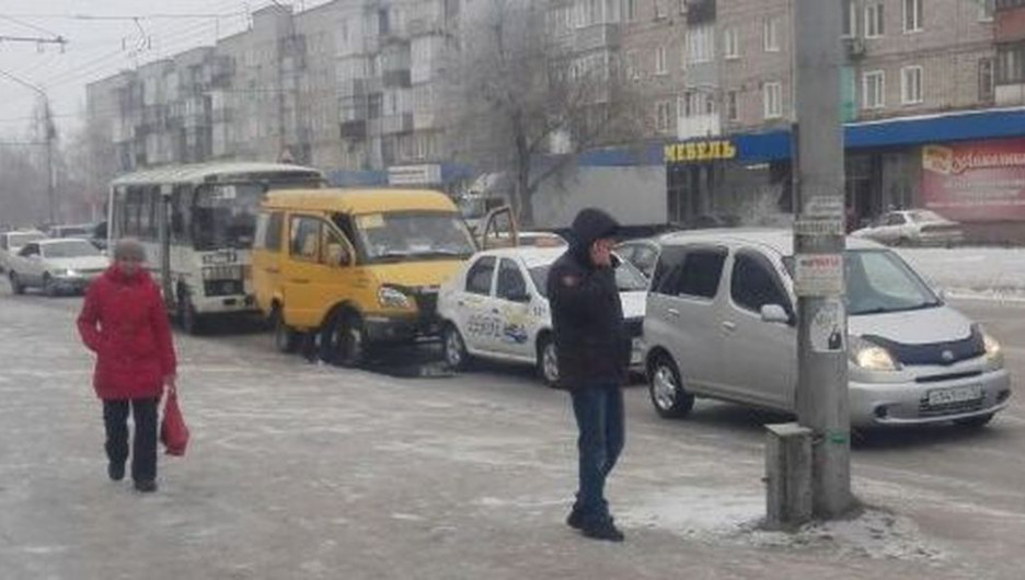 В Алтайском крае после столкновения автобус собрал "паровозик" из трех машин.