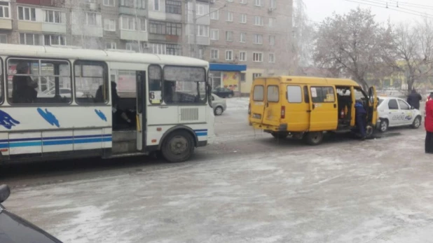 В Алтайском крае после столкновения автобус собрал "паровозик" из трех машин.