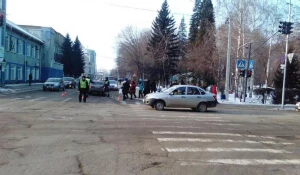 На Алтае автомобиль Toyota сбил пенсионера, который переходил дорогу на зеленый свет.