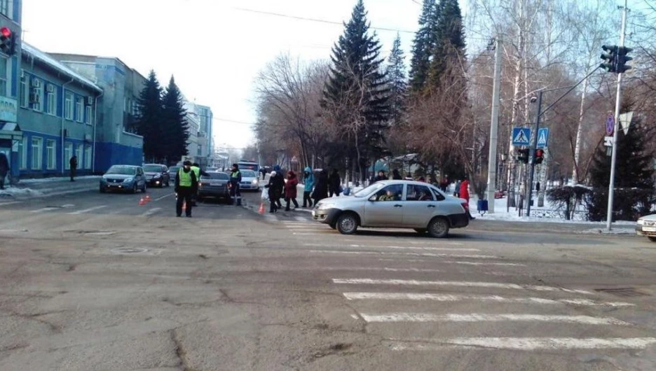 На Алтае автомобиль Toyota сбил пенсионера, который переходил дорогу на зеленый свет.