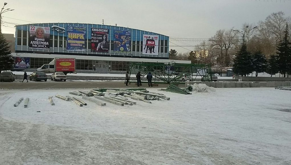 В центре Барнаула начали устанавливать главную новогоднюю ель.
