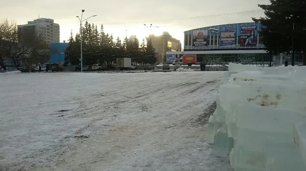 В центре Барнаула начали устанавливать главную новогоднюю ель.