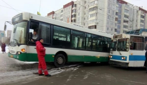 В Барнауле троллейбус въехал в автобус.