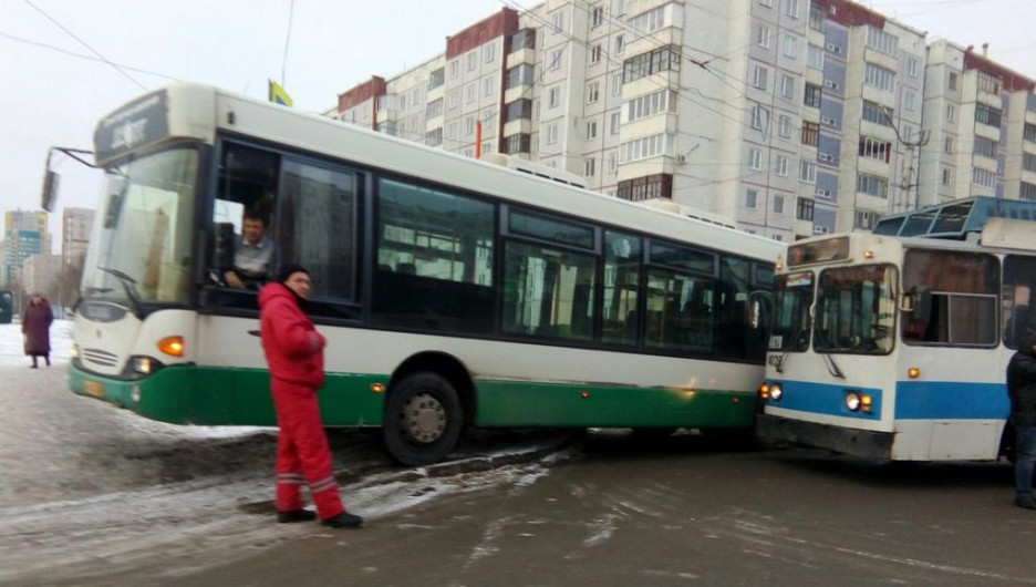 В Барнауле троллейбус въехал в автобус.