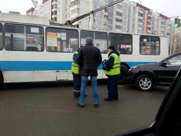 В Барнауле троллейбус въехал в автобус.