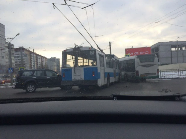 В Барнауле троллейбус въехал в автобус.