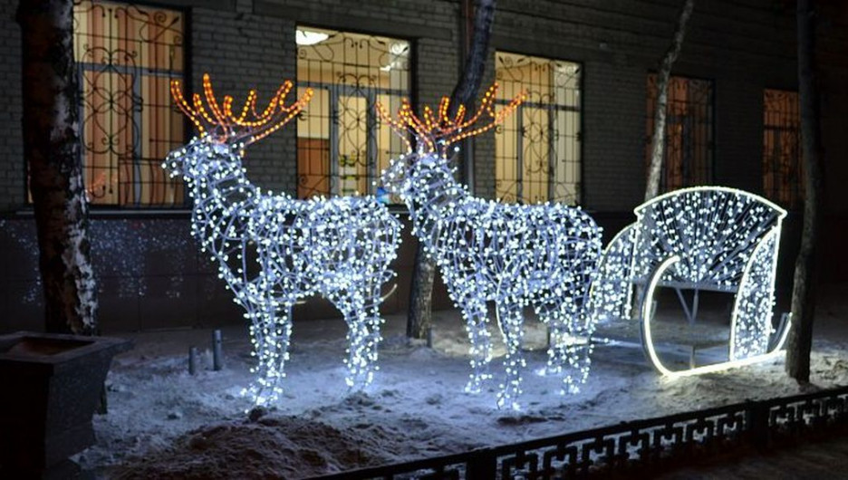 В Барнауле установили светящиеся сани с оленями.