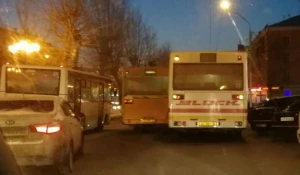 В центре Барнаула столкнулись автобусы.