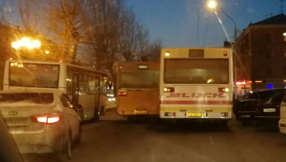В центре Барнаула столкнулись автобусы.