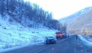 На Алтае после столкновения с КамАЗом госпитализировали водителя и пассажиров Toyota.