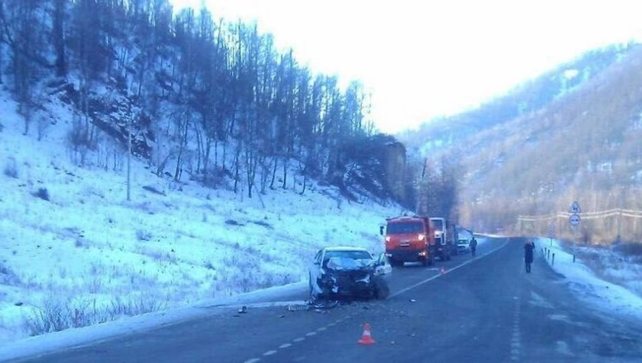 На Алтае после столкновения с КамАЗом госпитализировали водителя и пассажиров Toyota.