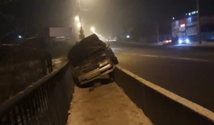 В Барнауле автомобиль застрял на мосту.