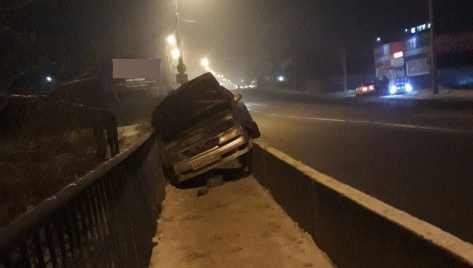 В Барнауле автомобиль застрял на мосту.