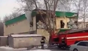 Пожар в заброшенном кафе на улице Шукшина. Барнаул, 10 декабря 2017 года.