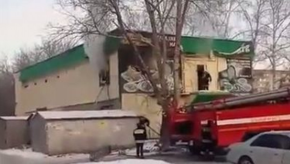 Пожар в заброшенном кафе на улице Шукшина. Барнаул, 10 декабря 2017 года.