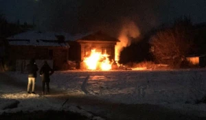 В Барнауле вспыхнул деревянный дом в исторической части города.