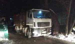 На Алтае грузовик МАЗ сбил мужчину.