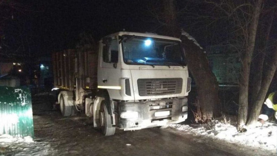На Алтае грузовик МАЗ сбил мужчину.