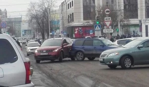 В центре Барнаула из-за нескольких ДТП образовалась пробка.
